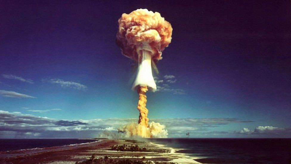 Trong khi đó, một vụ nổ hạt nhân 1.000 kiloton có thể gây bỏng độ 3 cho người dân ở cách xa 5 km, bỏng cấp độ 2 cách xa 6 km và bỏng cấp độ 1 khi cách xa 7 km. Những người ở xa 85 km cũng có thể bị mù tạm thời.