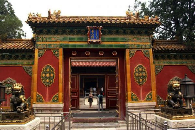 Với diện tích 720.000 m2, Tử Cấm Thành ở Bắc Kinh có 9.999 căn phòng. Một trong những căn phòng quan trọng nhất tại đây chính là Điện Dưỡng Tâm - nơi các hoàng đế thực hiện nhiều nghi lễ cũng như dùng để nghỉ ngơi, ngủ qua đêm.