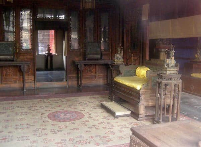 Trải qua nhiều thế kỷ tồn tại, Điện Dưỡng Tâm vẫn còn khá nguyên vẹn. Tuy nhiên, khi bước vào bên trong điện, du khách đều cảm thấy nơi này lạnh lẽo hơn những căn phòng khác.