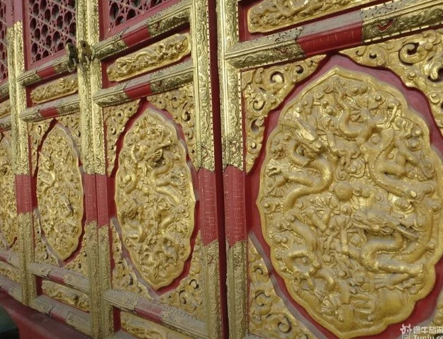 Theo quan niệm của người Trung Quốc thời phong kiến, rồng tiêu biểu cho quyền lực của hoàng đế. Do vậy, điện Thái Hòa được trang trí với 12.654 hình con rồng uốn lượn theo nhiều hình dáng khác nhau.