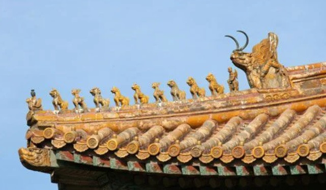 Trong đó, nóc phía ngoài mái điện Thái Hòa ở 2 phía có đắp 2 đầu rồng cao 3m và dọc theo nóc điện có bố trí nhiều tượng con vật nhỏ.