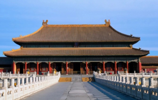 Trong số hàng trăm cung điện, một kiến trúc bên trong Tử Cấm Thành gây chú ý khi được trang trí nhiều hoa văn rồng nhất. Nơi đó chính là điện Thái Hòa - cấu trúc được hoàn toàn được làm bằng gỗ.