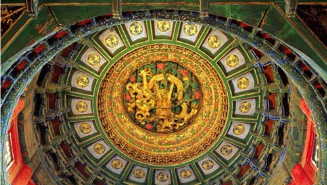 Hai bên bệ rồng là 6 cây cột giữa sơn son thếp vàng được trang trí bằng hình những con rồng vàng lượn khúc. Nhiều nơi khác trong điện Thái Hòa cũng được trang trí với hoa văn rồng.