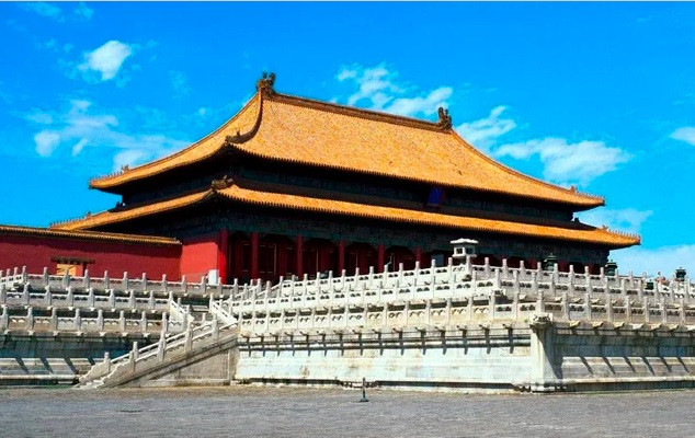 Điện Thái Hòa có diện tích 2.377 m2, gồm 55 gian khác nhau và 72 chiếc cột lớn. Những cột lớn này được thiết kế để nâng đỡ trọng lượng hơn 4 tấn của toàn bộ điện Thái Hòa.