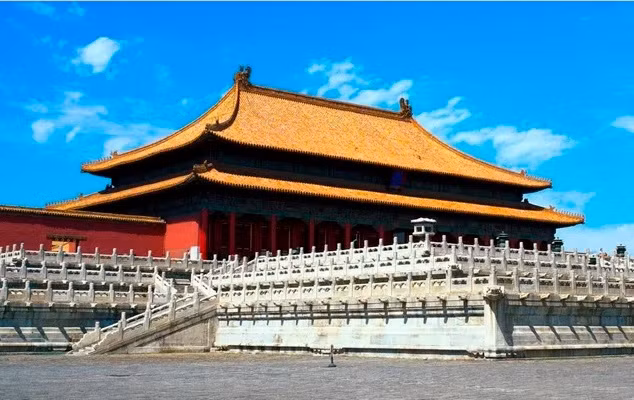 Điện Thái Hòa có diện tích 2.377 m2, gồm 55 gian khác nhau và 72 chiếc cột lớn. Những cột lớn này được thiết kế để nâng đỡ trọng lượng hơn 4 tấn của toàn bộ điện Thái Hòa.