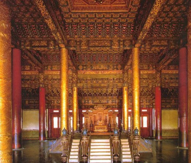 Là điện lớn nhất trong 3 đại điện và là nơi Hoàng đế các triều tổ chức nhiều nghi lễ quan trọng nhất nên điện Thái Hòa được trang trí với nhiều hoa văn rồng nhất.