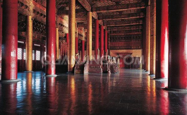 Điện Thái Hòa là điện quan trọng nhất trong Tử Cấm Thành. Kiến trúc này được xem là biểu tượng quyền lực của hoàng đế dưới thời phong kiến. Dưới thời phong kiến, Hoàng đế tự coi mình là "Thiên Tử" (con trời). Do vậy, mọi cảnh vật xung quanh không được phép cao hơn điện Thái Hòa, bao gồm cả cây xanh.