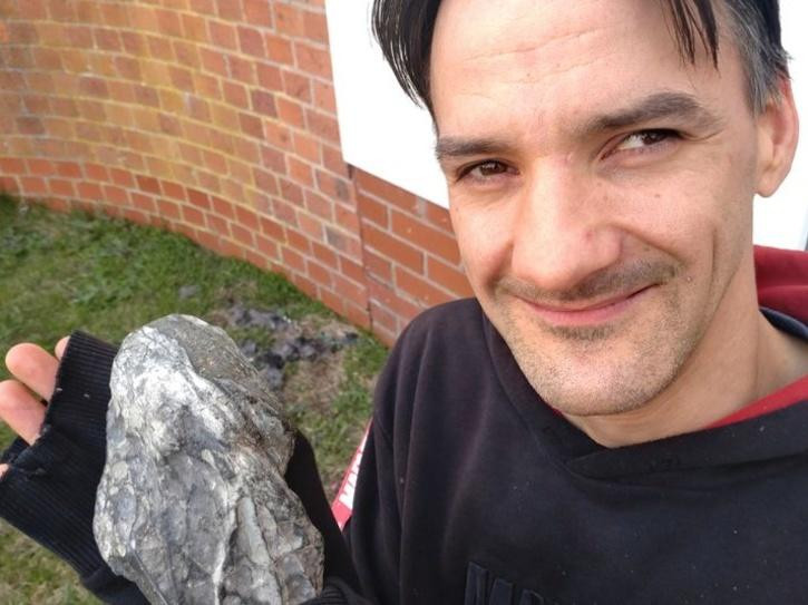 Tony bắt đầu cuộc săn tìm thiên thạch sau khi nhìn thấy vệt sáng lóe lên trên bầu trời trong lúc đang hút thuốc trong sân sau vườn lúc nửa đêm. Sự việc xảy ra cách đây gần 2 năm.