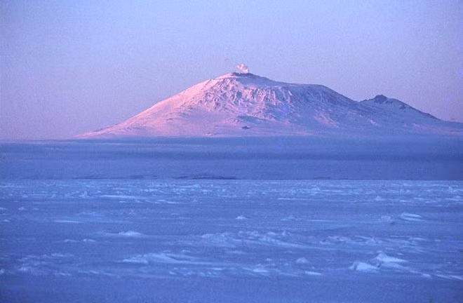 Theo các chuyên gia NASA, núi lửa Erebus tại Nam Cực có thể có những dấu vết về sự tồn tại của người ngoài hành tinh. Sinh vật ngoài Trái đất có thể đến nơi này từ rất lâu mà chúng ta không hay biết.