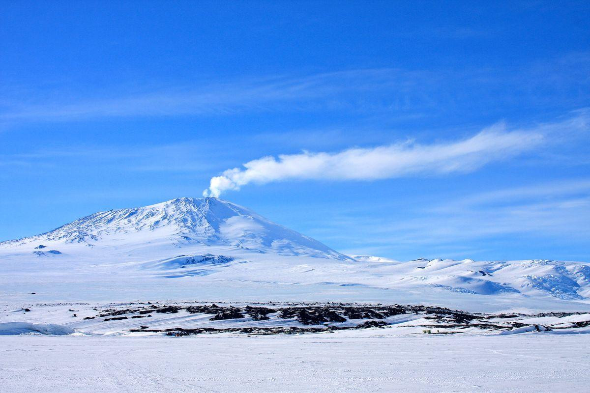 "Nam Cực có rất nhiều bí ẩn và danh sách đó tiếp tục nhiều thêm theo thời gian. Trong số này có ngọn núi lửa Erebus được cho là lưu giữ dấu vết của người ngoài hành tinh", đại diện NASA cho hay.