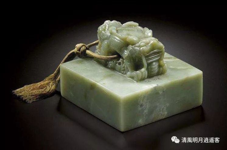 Trong số này, một việc quan trọng được Tần Thủy Hoàng thực hiện sau khi thống nhất thiên hạ là cho làm ngọc tỷ truyền quốc. Đây là báu vật quý giá được truyền lại qua các đời vua Tần.