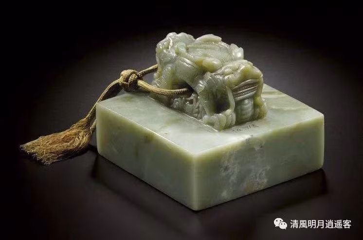 Trong số này, một việc quan trọng được Tần Thủy Hoàng thực hiện sau khi thống nhất thiên hạ là cho làm ngọc tỷ truyền quốc. Đây là báu vật quý giá được truyền lại qua các đời vua Tần.