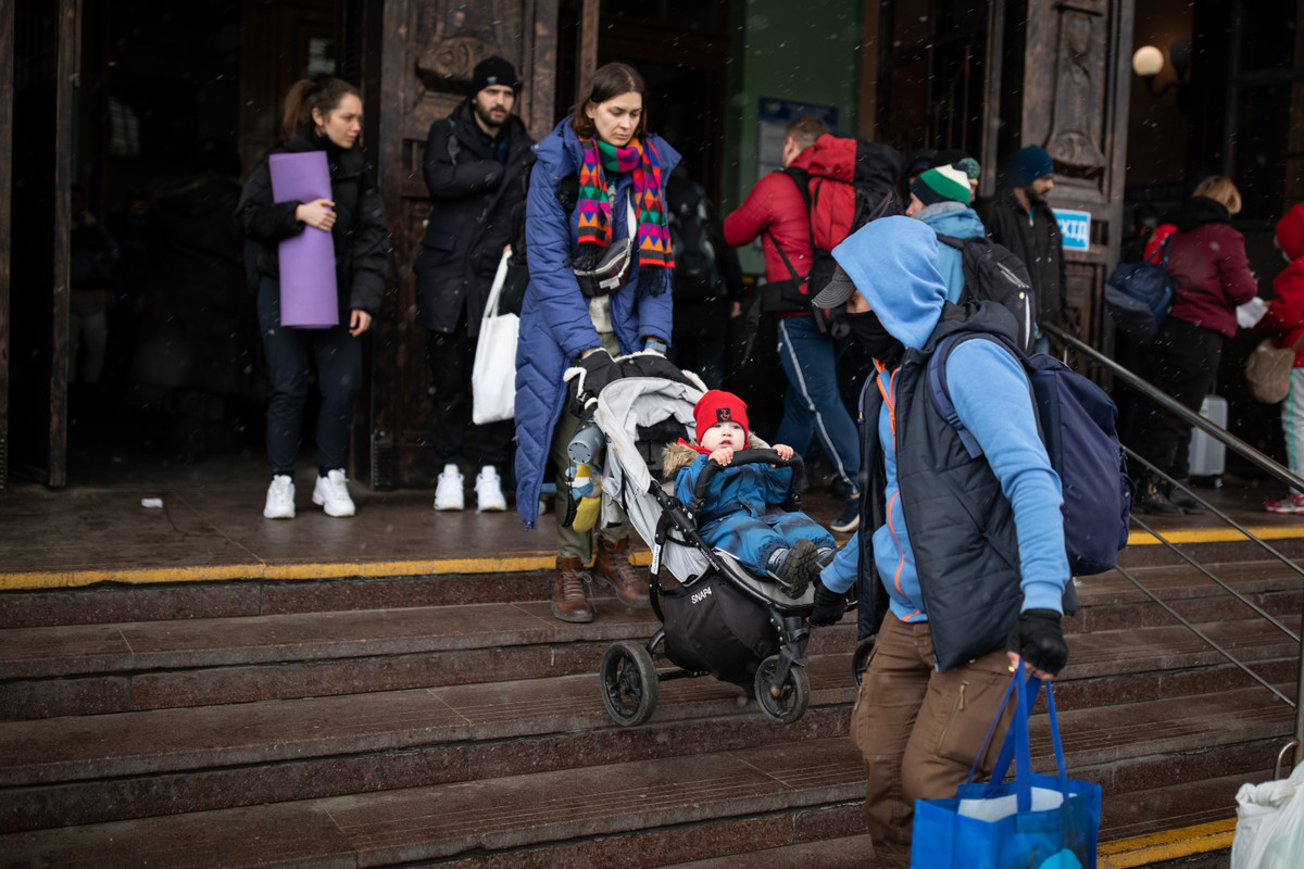 Chia sẻ về vấn đề này, Thứ trưởng Bộ Nội vụ Ba Lan Paweł Szefernaker cho biết Ba Lan đã xây dựng mô hình chung để hỗ trợ người tị nạn. Cổng đăng ký cho những người tị nạn từ Ukraine muốn được cấp thẻ PESEL và muốn làm việc, ở lại Ba Lan được mở từ ngày 16/3.