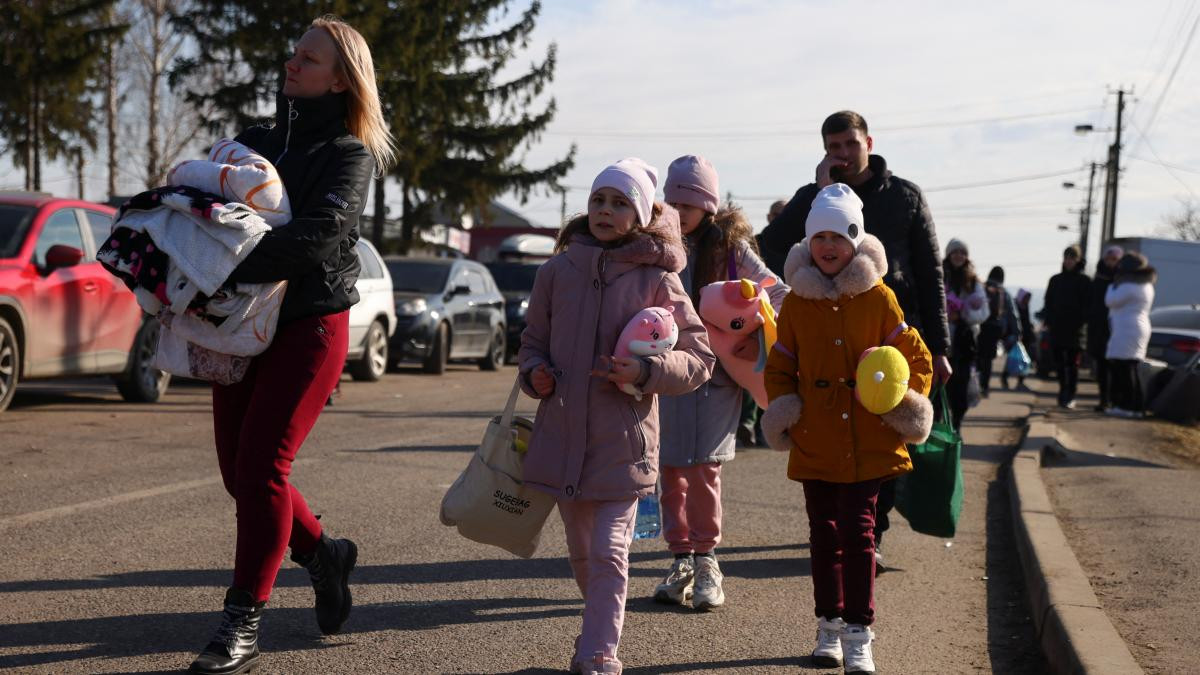 Đáng chú ý, những cá nhân và tổ chức cung cấp thực phẩm và chỗ ở cho người sơ tán từ Ukraine sẽ được nhận tiền trợ cấp với mức 8 Euro/người/ngày trong thời gian 60 ngày. Các cá nhân, tổ chức trên có thể nộp đơn xin trợ cấp lên chính quyền địa phương. Khoản thanh toán trợ cấp sẽ được tính từ ngày đầu tiên người tị nạn nhận hỗ trợ.