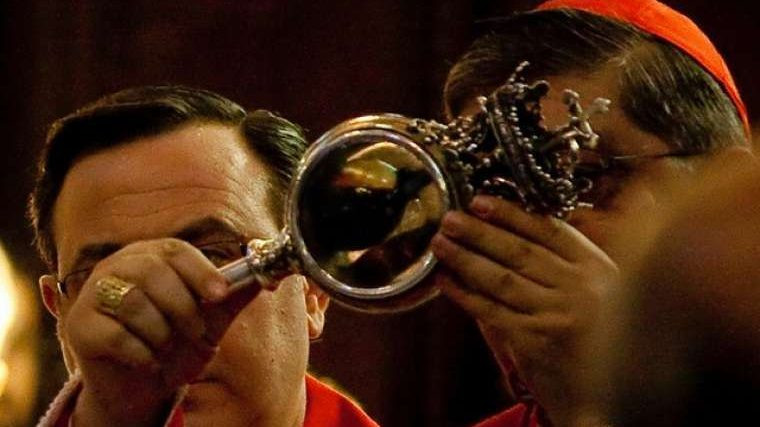 Januarius được phong “Thánh bổn mạng của Naples” sau khi tử vì đạo cùng với phó tế Festus tại Pozzuoli vào tháng 9 năm 305. Hoàng đế La Mã Dioclentianus là người gây ra cái chết của ông và những người theo đạo Công giáo khi đó.