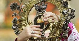 Trong khi nguồn gốc vẫn là bí ẩn, nhiều người cho rằng, Chúa đã ban phép màu làm cho máu khô của thánh Januarius trong lọ luôn hóa lỏng giống như máu của người sống vào 3 lần trong 1 năm.