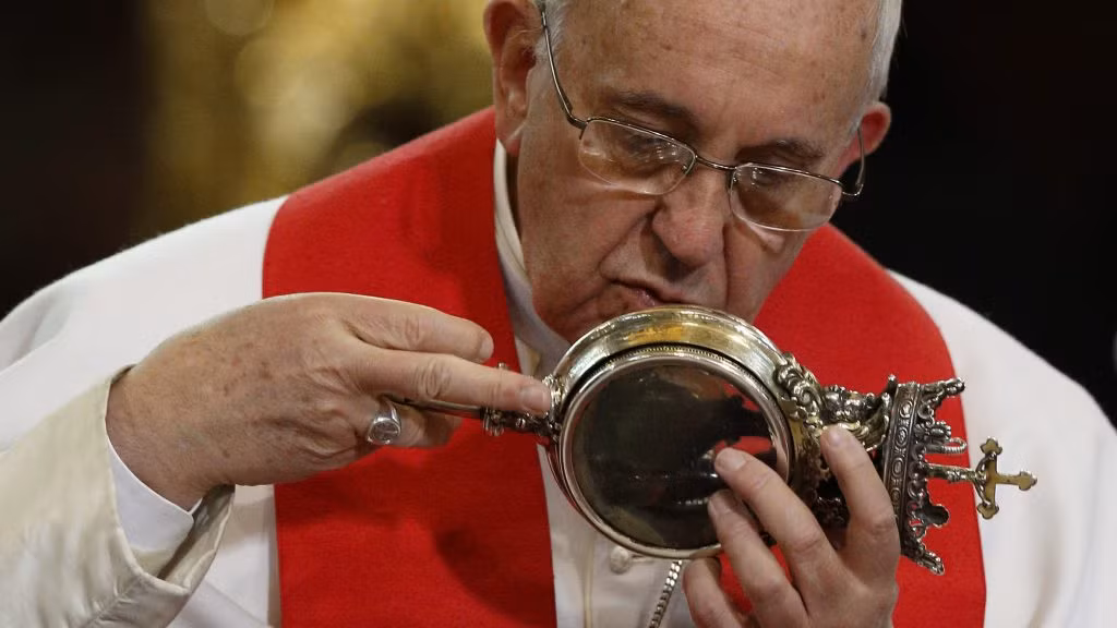 Cụ thể, thánh Januarius (270 - 305) vốn là một giám mục của giáo phận Benevento, thị trấn nhỏ gần Naples, Italy. Ông nổi tiếng là một người cương nghị, mộ đạo và rất tôn thờ Chúa.