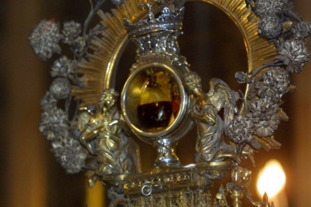 Theo các nhà nghiên cứu, lần đầu tiên lọ máu thần của Thánh Januarius xuất hiện phép màu là vào năm 1389. Hiện tượng kỳ bí này diễn ra trong vài giờ cho đến vài ngày trước khi máu trong lọ đông lại.