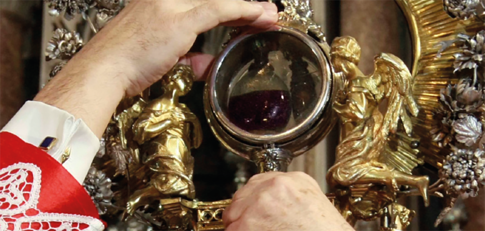 Đó là các nghi lễ diễn ra vào tháng 5, 9, 12 hàng năm. Khi ấy, nghi lễ truy tôn Thánh Januarius lại được thực hiện. Đây cũng là thời điểm các tín đồ chứng kiến phép màu xảy đến với lọ máu thần của Thánh Januarius.