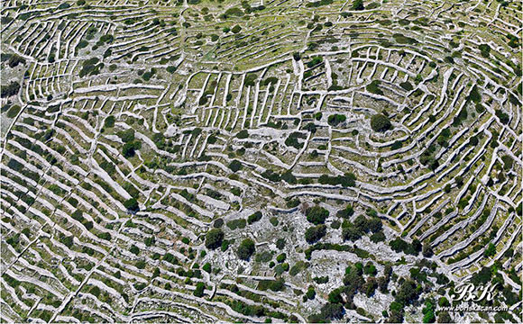 Người xưa tạo ra các bức tường bằngmột kỹ thuật được gọi là "bức tường đá khô", với việc cẩn thận xếp chồng và lồng các tảng đá thành khối vững chắc.