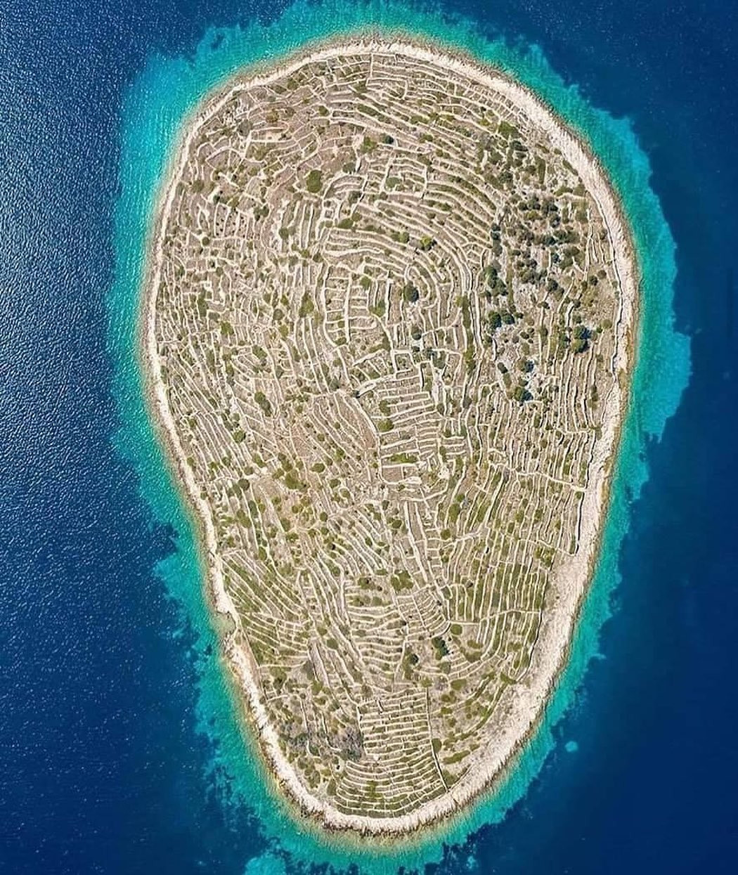 Theo các chuyên gia, nếu các bức tường đá trên hòn đảo Bavljenac ghép vào với nhau thành một đường thẳng thì có chiều dài lên đến 23 km.