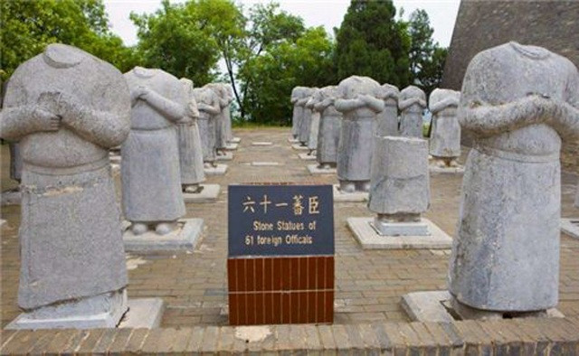 Khi chiêm ngưỡng số tượng này, nhiều người ấn tượng và tò mò với 61 bức tượng đá không đầu. Họ không biết vì sao Võ Tắc Thiên lại cho đặt những bức tượng thiếu phần đầu như vậy tại nơi an nghỉ của mình.