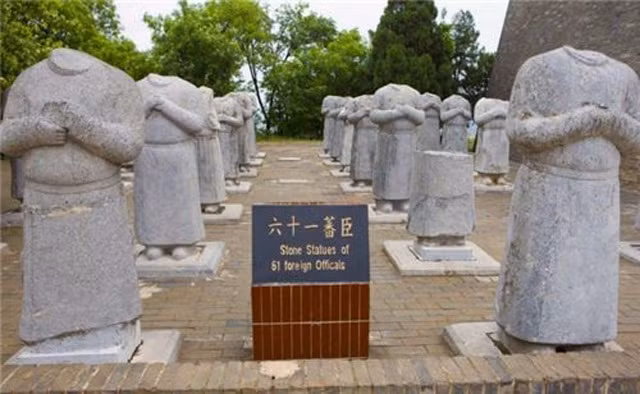 Khi chiêm ngưỡng số tượng này, nhiều người ấn tượng và tò mò với 61 bức tượng đá không đầu. Họ không biết vì sao Võ Tắc Thiên lại cho đặt những bức tượng thiếu phần đầu như vậy tại nơi an nghỉ của mình.