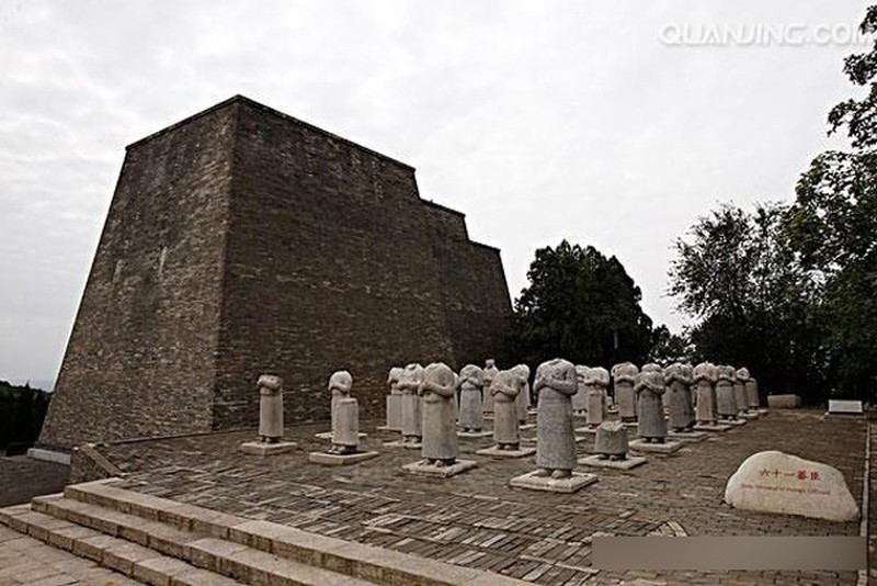 Giả thuyết này được cho là khá hợp lý bởi nhà sử học người Nhật Bản Adachi Kiroku từng đề cập đến sự việc xảy ra năm 1906. Khi đó, ông đến Càn Lăng để khảo sát và thấy hơn 20 tượng đá bị đổ, nằm trên mặt đất. Chi tiết này càng củng cố cho giả thuyết các bức tượng ở Càn Lăng bị mất phần đầu là do động đất.