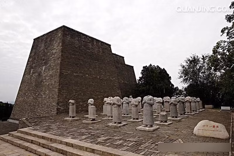 Giả thuyết này được cho là khá hợp lý bởi nhà sử học người Nhật Bản Adachi Kiroku từng đề cập đến sự việc xảy ra năm 1906. Khi đó, ông đến Càn Lăng để khảo sát và thấy hơn 20 tượng đá bị đổ, nằm trên mặt đất. Chi tiết này càng củng cố cho giả thuyết các bức tượng ở Càn Lăng bị mất phần đầu là do động đất.