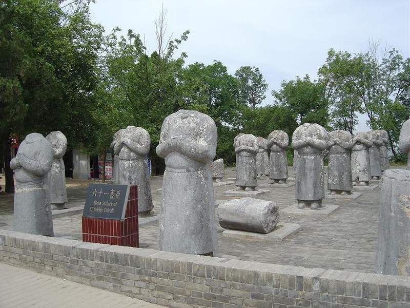 Trước bí ẩn này, các nhà nghiên cứu đã bắt tay vào tìm hiểu nhằm nhanh chóng có câu trả lời chính xác. Sau một thời gian tìm kiếm các sử liệu, giới nghiên cứu cho rằng, 61 bức tượng không đầu chính là tượng của 61 vị chư hầu đã quy thuận nhà Đại Đường thời Trinh Quán (từ năm 627 - 629). Thêm nữa, những chư hầu này cũng chính là những trọng thần của triều đình.