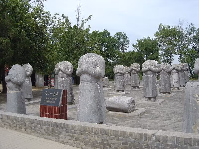 Trước bí ẩn này, các nhà nghiên cứu đã bắt tay vào tìm hiểu nhằm nhanh chóng có câu trả lời chính xác. Sau một thời gian tìm kiếm các sử liệu, giới nghiên cứu cho rằng, 61 bức tượng không đầu chính là tượng của 61 vị chư hầu đã quy thuận nhà Đại Đường thời Trinh Quán (từ năm 627 - 629). Thêm nữa, những chư hầu này cũng chính là những trọng thần của triều đình.