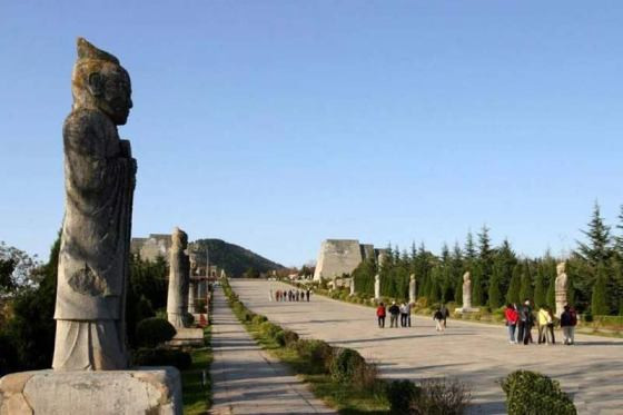 Giả thuyết khác cho rằng, Càn Lăng chịu ảnh hưởng của các trận động đất lớn nên phần đầu của 61 bức tượng bị tác động và vỡ.