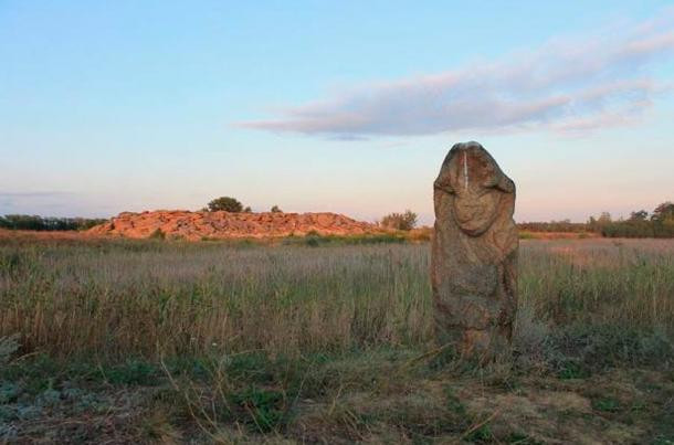 Dù nỗ lực nghiên cứu nhưng đến nay, giới chuyên gia vẫn chưa tìm hiểu được nhiều về đời sống văn hóa, tâm linh của họ. Do đó, các nhà nghiên cứu hy vọng sẽ sớm giải mã được bí ẩn về 2 hòn đá hình đầu rắn trên. Trên cơ sở đó, chúng ta sẽ có hiểu biết sâu rộng hơn về người tiền sử.