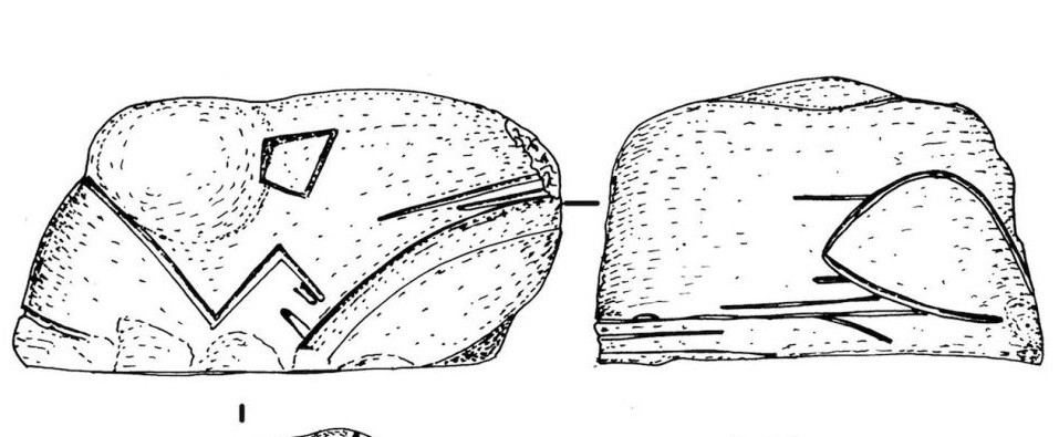 Đầu rắn còn lại được tìm thấy gần lò sưởi có niên địa khoảng 7.400 trước công nguyên. Nó có kích thước khoảng 8,5 x 5,8 cm và nặng 428 g. Hòn đá này gây chú ý với hình dáng dẹt, tròn, hai vết sâu có lẽ là đôi mắt và vết sâu tiếp theo có thể là phần mũi.