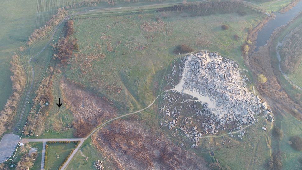 Theo các chuyên gia, những hòn đá này có hình dáng kỳ lạ có khả năng là tác phẩm điêu khắc của người dân sống vào thời kỳ Đồ đá.