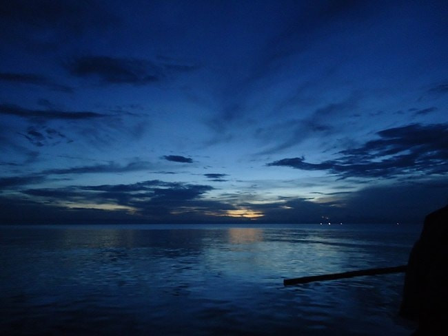 Đặc biệt, một vài người tuyên bố từng nhìn thấy con “rắn biển” lên bờ và nằm phơi nắng. Tuy nhiên, không ai dám lại gần thủy quái này vì sợ gặp điều xui xẻo.