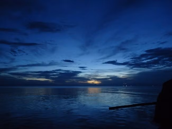 Đặc biệt, một vài người tuyên bố từng nhìn thấy con “rắn biển” lên bờ và nằm phơi nắng. Tuy nhiên, không ai dám lại gần thủy quái này vì sợ gặp điều xui xẻo.