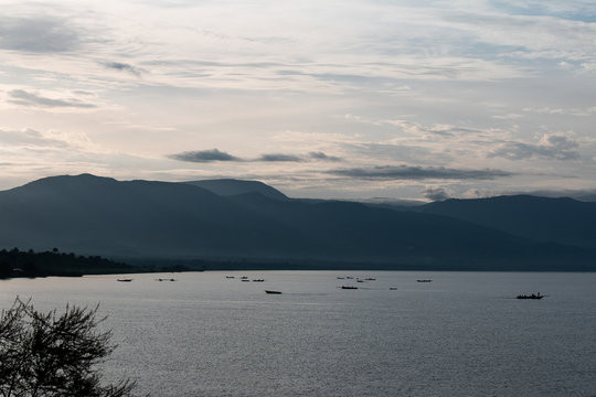 Trong chuyên đi đó, nhóm của ông Joseph gặp mặt và trò chuyện với các nhà truyền giáo địa phương. Do vậy, họ được nghe kể về một con “rắn biển” có kích thước khổng lồ thỉnh thoảng trồi lên mặt hồ Tanganyika.