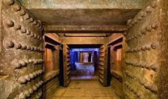 Cụ thể, những người thợ sử dụng một thanh đá dài rắn chắc gọi là "đá tự động". Họ thiết kế thêm một rãnh nhỏ trên nền đất trước khi đặt thanh đá vào rãnh trên. Họ để thanh đá dựa vào cánh cửa để chuẩn bị bước tiếp theo.