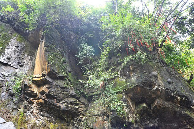 Lớp bùn dưới biển tạo thành núi và các "quả trứng". Do quá trình đá bùn tạo núi nhanh hơn nên xảy ra hiện tượng vách đá "đẻ trứng" như mọi người biết đến. Dù vậy, đây chỉ là giả thuyết và chưa có căn cứ xác thực.