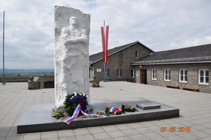 Do tình hình chiến sự nên giới chức Liên Xô không biết Trung Tướng Karbyshev bị Đức quốc xã bắt làm tù binh. Do vậy, trong nhiều năm, ông được xếp vào danh sách mất tích khi làm nhiệm vụ.