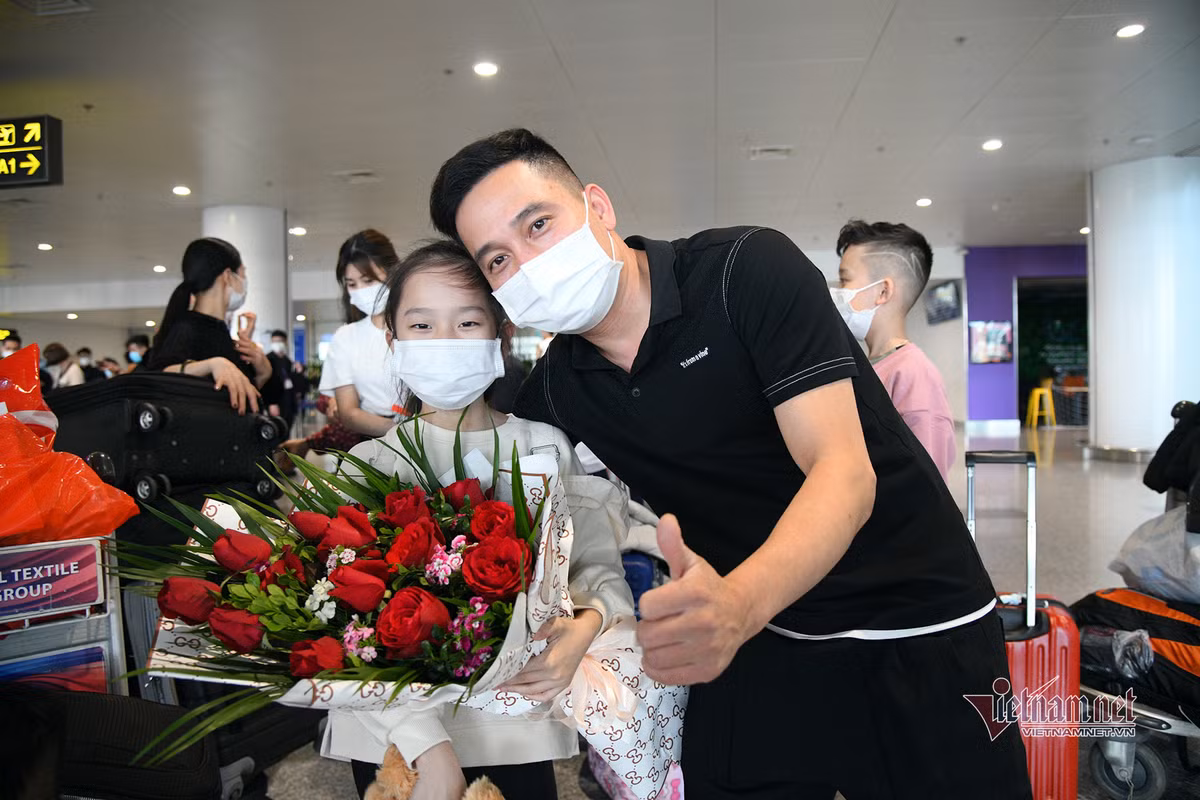 Dai gia dinh 40 nguoi tu Ukraine hanh phuc nam tay nhau tro ve Viet Nam-Hinh-7