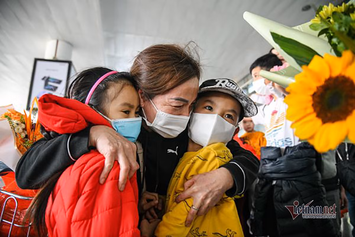 Dai gia dinh 40 nguoi tu Ukraine hanh phuc nam tay nhau tro ve Viet Nam-Hinh-5
