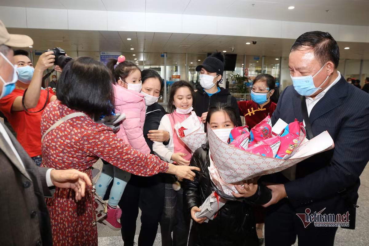 Dai gia dinh 40 nguoi tu Ukraine hanh phuc nam tay nhau tro ve Viet Nam-Hinh-3