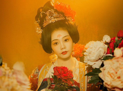 Theo các chuyên gia, thói quen trang điểm 2 chấm đỏ trên khóe miệng của phi tần không chỉ giúp trở nên xinh đẹp hơn, cuốn hút hơn mà còn ẩn giấu bí mật phòng the.