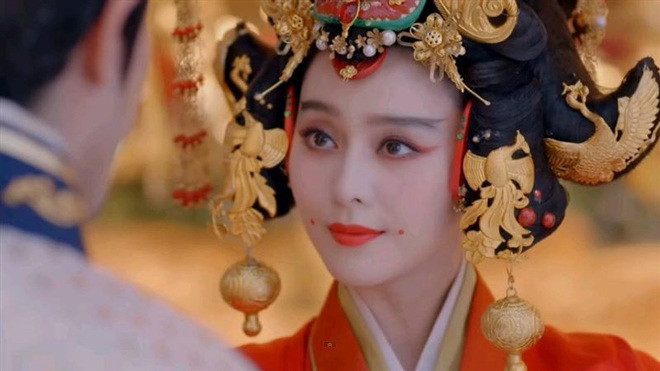 Cụ thể, các phi tần dùng son để vẽ 2 chấm đỏ trên khóe miệng. Hình dạng chấm thay đổi tùy thuộc vào từng giai đoạn lịch sử.