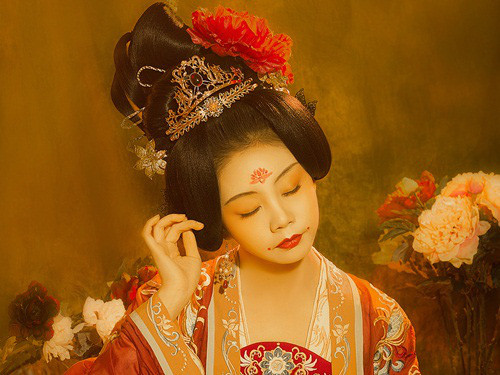 Trong đó, trước thời thịnh Đường, phụ nữ thường vẽ hai chấm tròn giống như hạt đậu nành. Sau thời thịnh Đường, chấm đỏ trên khóe miệng của phụ nữ lớn hơn và có nhiều kiểu dáng hơn. Phụ nữ có thể vẽ chấm đỏ hình đồng tiền xu, hình quả hạnh...