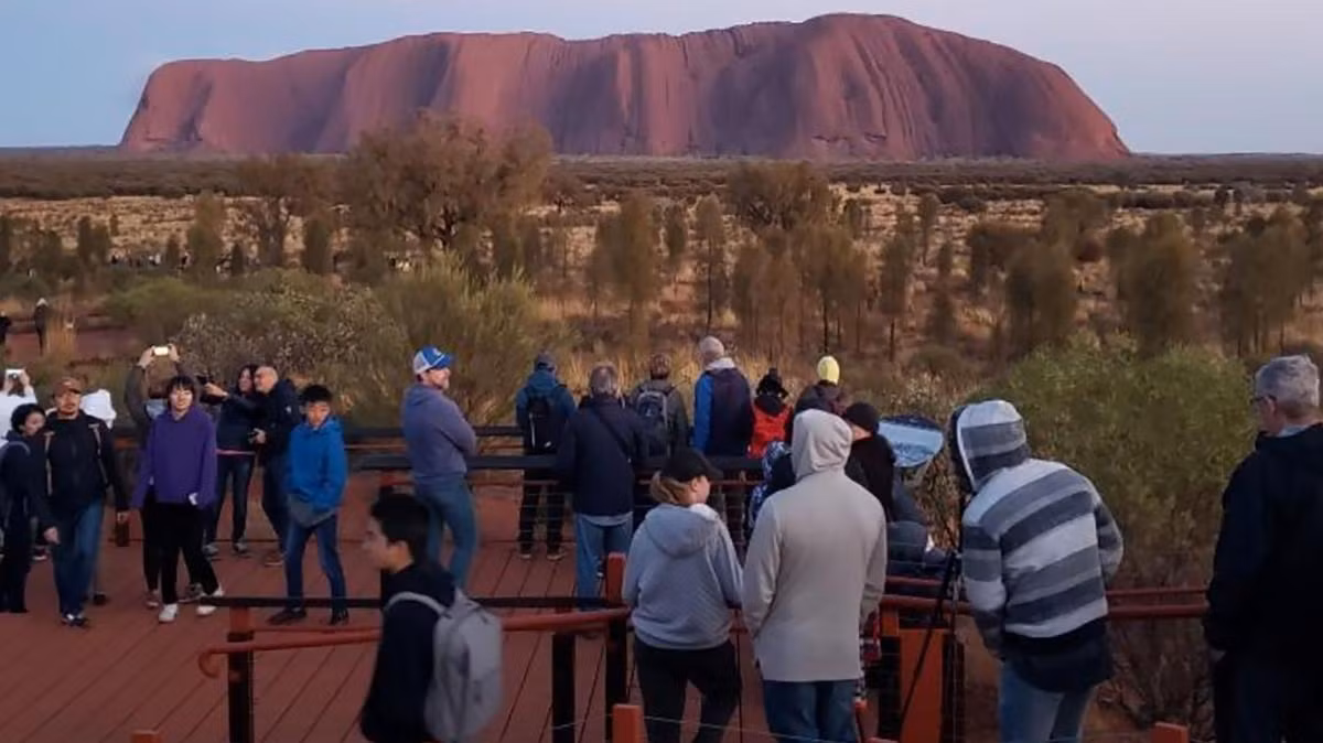 Tiếp đến, cha của anh phải nhập viện và trải qua ca mổ tim. Liên tiếp gặp chuyện tồi tệ, anh quyết định gửi trả lại miếng đá về Uluru với hy vọng sẽ chấm dứt chuỗi ngày "sóng gió".
