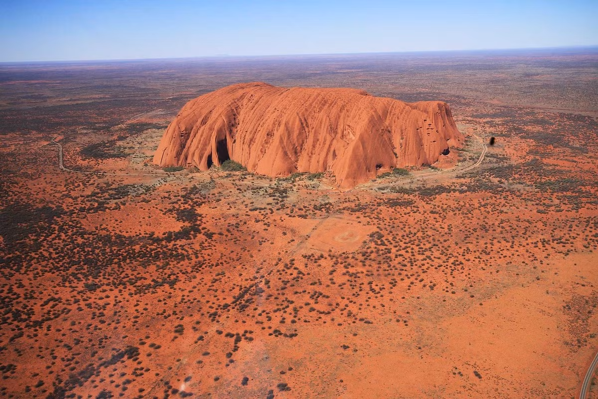 Ngọn núi thiêng Uluru là một địa điểm du lịch nổi tiếng Australia. Đây là ngọn núi đá nguyên khối khổng lồ thuộc dãy Ayes, cách thành phố Ailissibulins 350 km về phía đông. Giống như nhiều điểm đến, một số người muốn có những món quà lưu niệm về nơi đã đến. Do đó, họ lén lấy một số viên sỏi, đá từ núi Uluru để mang về nhà.