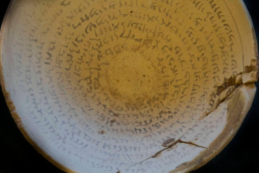 Khi tiến hành khám xét một ngôi nhà ở Jerusalem, Israel, cảnh sát đã tìm thấy nhiều cổ vật bị đánh cắp. Trong số này có 3 chiếc bát "ma thuật" có niên đại khoảng 1.500 tuổi.